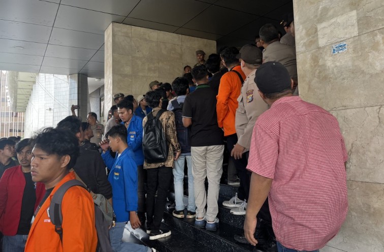 Aliansi Mahasiswa Reformasi Riau berhasil jebol gebang utama Kantor Gubernur (foto/yuni)